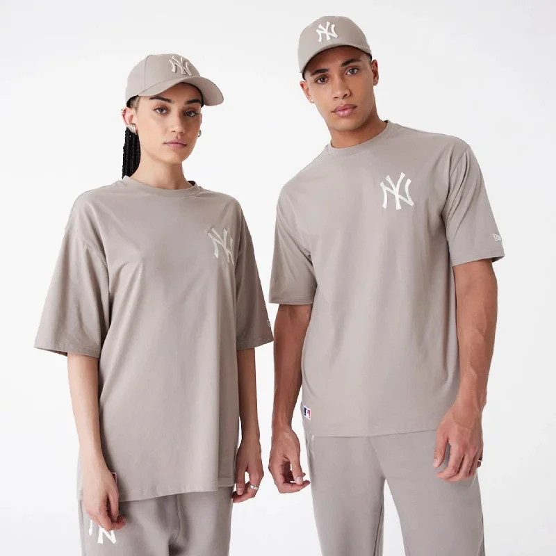 Men's Shirts with Lace-Up HemlinesNew York Yankees League Essential Beige Oversized T-Shirt